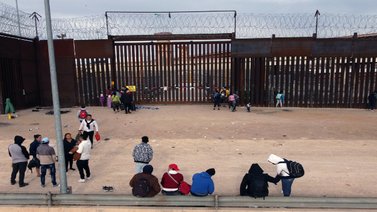 Mueren dos migrantes tras ataque armado en la frontera con EEUU