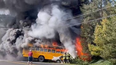 Autobús escolar se enciende en llamas tras impactar con un vehículo