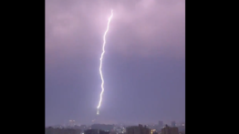 Impactante rayo golpea la Torre del Reloj en La Meca