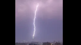 Impactante rayo golpea la Torre del Reloj en La Meca