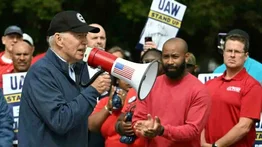 Joe Biden se une a protesta de trabajadores automotrices