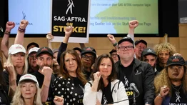 Guionistas de Hollywood esperan que la huelga tenga un "final feliz"