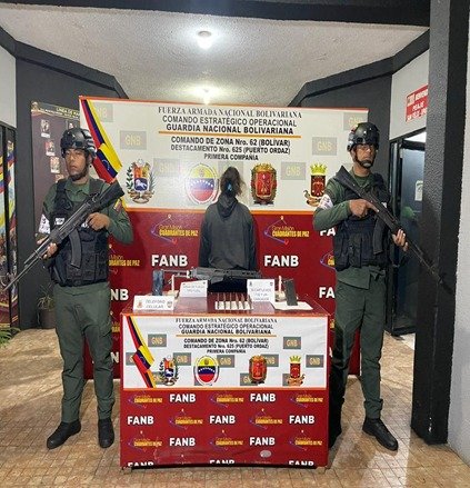 GNB aprehende a mujer con arma y municiones de guerra