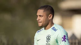 ¡Escalofriante! Vitor Roque sufre esta dura patada en Brasil (+Video)