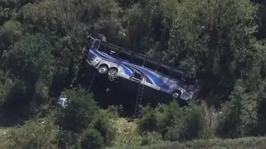 Autobús de estudiantes se volcó en peligrosa bajada Autobús de estudiantes se volcó en peligrosa bajada