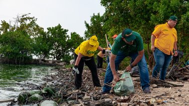 De esta manera inició la limpieza del lago de Maracaibo