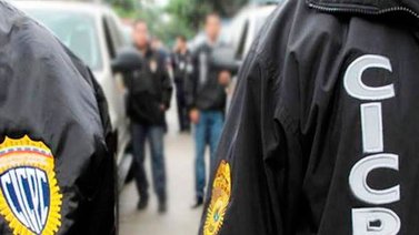 ¡Terrible! Mujer muere aplastada por un carro mal estacionado