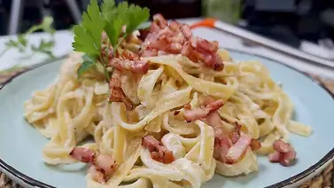 Pasta con salsa Alfredo para un almuerzo rápido y económico Pasta con salsa Alfredo para un almuerzo rápido y económico