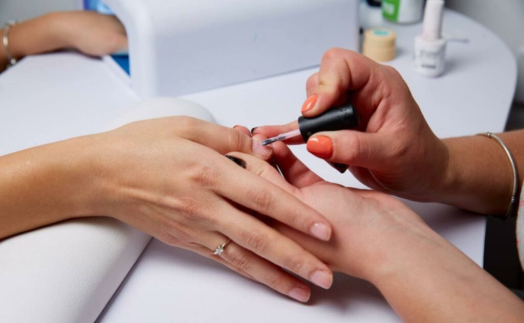 Esmaltado permanente: sistema de color y cuidado de las uñas Esmaltado permanente: sistema de color y cuidado de las uñas