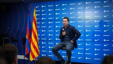 Deco promete la renovación de Xavi en el Barcelona