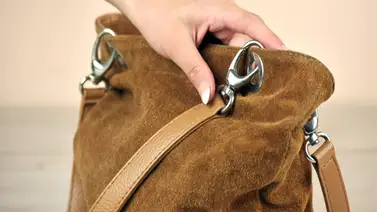 Cómo limpiar el bolso o cartera de gamuza Cómo limpiar el bolso o cartera de gamuza