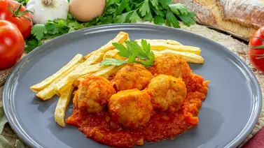 Albóndigas de pollo con salsa de verduras Albóndigas de pollo con salsa de verduras
