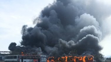 Incendio consume varias unidades de transporte (+Fotos)