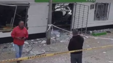 Delincuentes atacan un banco y esto se roban
