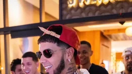 ¡Con las manos en la cabeza! Anuel es víctima del hampa (+detalles)