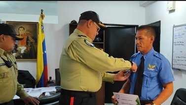 ¡Héroe! Vigilante que salvó a niña en Petare recibió un obsequio