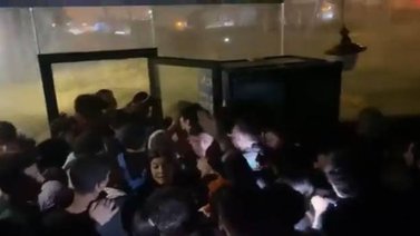 Varias personas quedan atrapadas en una biblioteca tras inundaciones