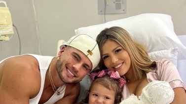Karlis Romero y Gustavo Elis le dan la bienvenida a su segunda hija