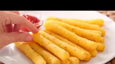 Crujientes palitos de papa y queso como aperitivo Crujientes palitos de papa y queso como aperitivo