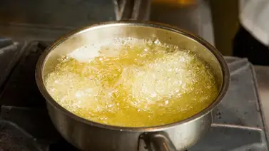 Mujer lanzó aceite a su pareja en medio de una discusión Mujer lanzó aceite a su pareja en medio de una discusión