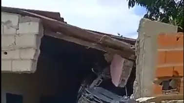 Convoy militar se estrella contra una vivienda: Hay varios heridos Convoy militar se estrella contra una vivienda: Hay varios heridos