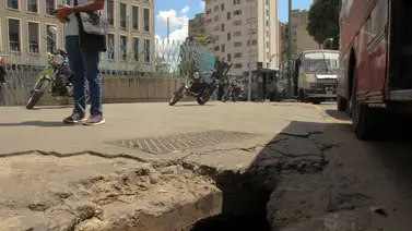 Una peligrosa tronera “amenaza”a transeúntes en avenida San Martín Una peligrosa tronera “amenaza”a transeúntes en avenida San Martín