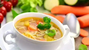 Sopa con fideos y verduras ¡Fácil de preparar! Sopa con fideos y verduras ¡Fácil de preparar!