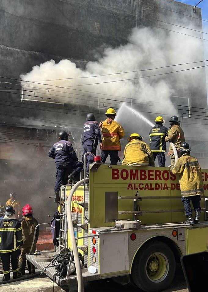 Controlan incendio en centro comercial (+Fotos) Controlan incendio en centro comercial (+Fotos)