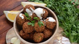 Crujiente falafel de garbanzos para merendar y compartir