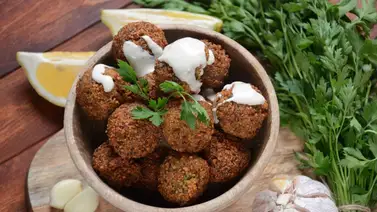 Crujiente falafel de garbanzos para merendar y compartir Crujiente falafel de garbanzos para merendar y compartir