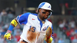 Ronald Acuña Jr. se roba dos bases más y apunta a este récord entre venezolanos