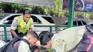 Oficiales de Polibaruta ayudaron a una mujer en labores de parto en la vía pública