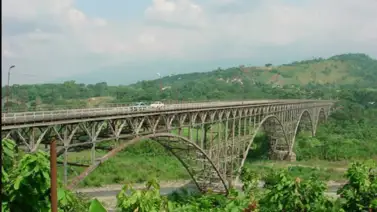 Ciudadanos evitan que un hombre se lanzara de un viaducto (+Video) Ciudadanos evitan que un hombre se lanzara de un viaducto (+Video)