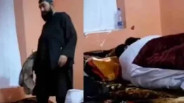 ¡Escándalo! Captan a jefe de los talibanes en amorío con miembro de seguridad (+video)