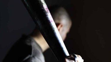 ¡Dantesco! Mató al marido de su expareja y golpeó a la mujer con un bate