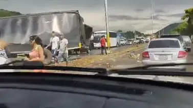 Reportan saqueo de una gandola volcada en Barcelona Reportan saqueo de una gandola volcada en Barcelona