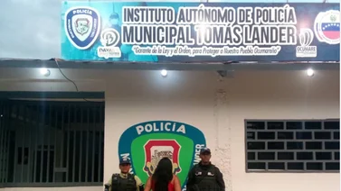 ¡Horrible! Mujer apuñala a su expareja en la entrada de una escuela