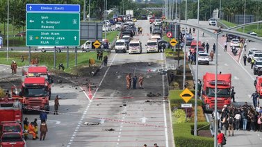 Avioneta cayó en una autopista: Reportan varios fallecidos (+Video)