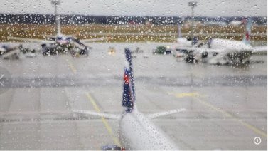 Fuerte inundación en aeropuerto bloqueó sus vuelos