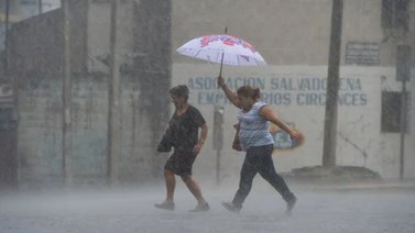 Reportan desbordamiento de un río e inundaciones por las lluvias (+Videos)