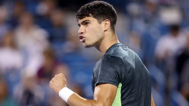 Carlos Alcaraz sufre de más, pero avanza en el Masters de Cincinnati