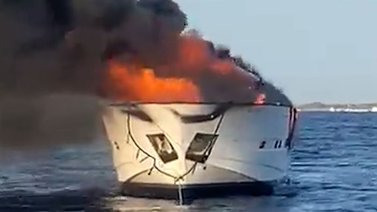 Ardió en alta mar un yate de más de 28 metros (+Vídeo)