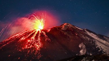 Volcán Etna registra potente erupción en la isla de Sicilia