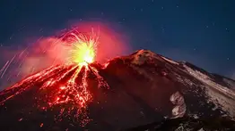 Volcán Etna registra potente erupción en la isla de Sicilia