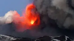 Autoridades en alerta tras erupción de volcán