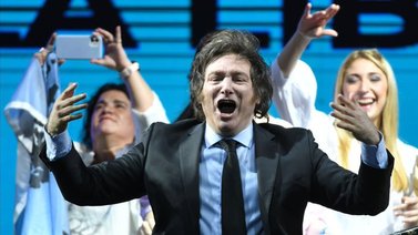 Javier Milei arrasa con resultado histórico en Argentina y se acerca a la presidencia