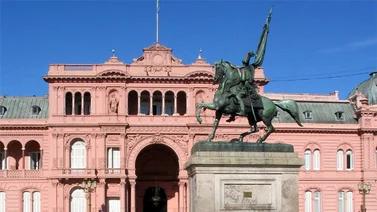 Era una "falsa alarma" lo de la bomba en la Casa Rosada: Perros detectores no hallaron nada