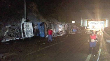 Reportan volcamiento de una gandola en la Caracas-La Guaira