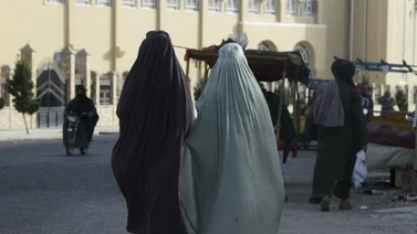 Esto harán los Talibanes con mujeres que no usen el velo en oficinas del Gobierno