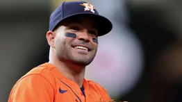 José Altuve triplicó y ya ve cerca los 2.000 hits